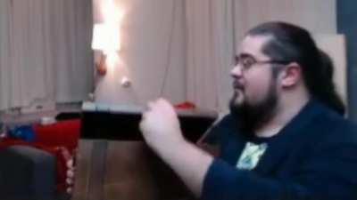 Can Sungur Sandıktan Bıçak Çıkartıyor