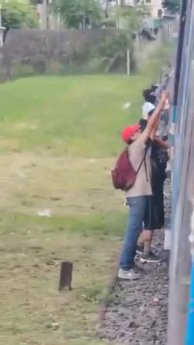 Detuvieron a cinco personas de nacionalidad mexicana por grafitear trenes en Argentina