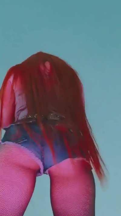 twerking from under view