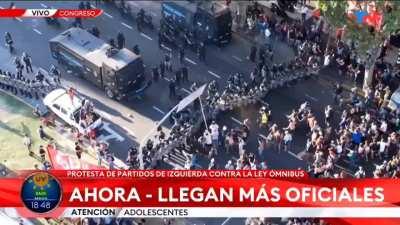 Teniendo el camión hidrante ahí ya podrían darles una rociadita no?