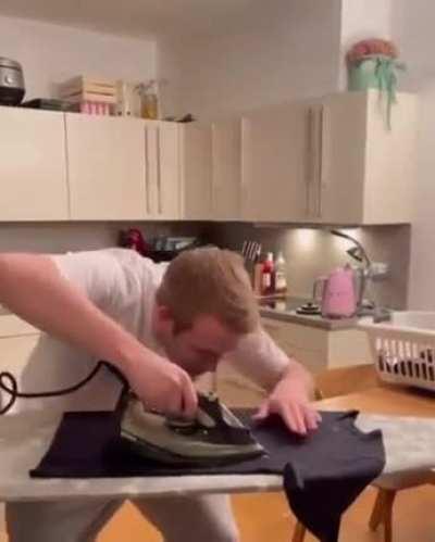 Лично ничего не глажу, давно!)