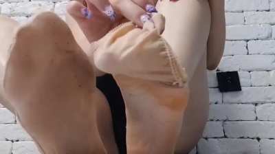 Be a good foot pet and clean my post workout feet 🧀💦