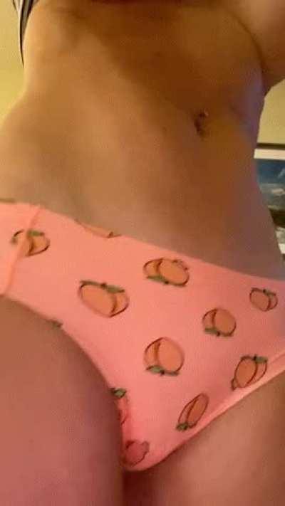 Hump day peaches! 36 MILF of two :)!