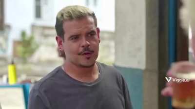 muca fingindo ser pobre perante os amigos