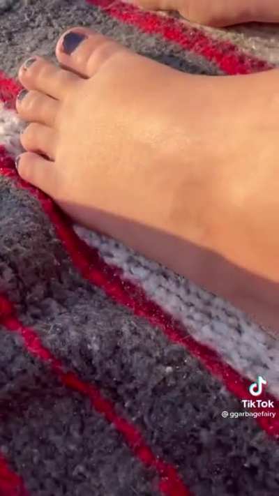 Christian guy comes up to barely 18 y/o to shame them for wearing bikinis at the beach. He even made a response video after being called out. Good stuff for the pod