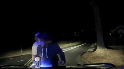 A policeman in the state of Georgia received a report of a thief, so he stopped a peaceful young man who did not show any resistance, grabbed him and violently slammed him to the ground. The vicitm suffered a concussion and a broken collarbone and was hos