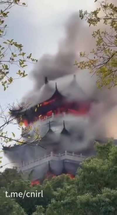 12日，江苏苏州，张家港凤凰山景区永庆寺突发大火，火势凶猛建筑只剩框架。