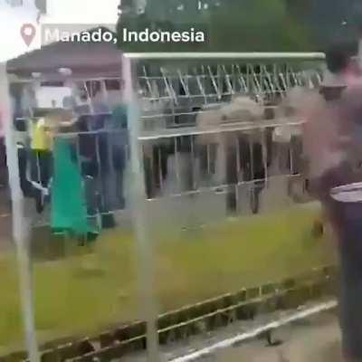 Scenes of the 2nd day of the mass strike in Indonesia where angry workers and students have shut down workplaces, clashed with the police & stormed government buildings to oppose a neoliberal bill that would reduce wages, erode workers’ rights & w