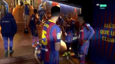 Messi pep talk in the tunnel: 