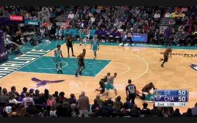 [Highlight] Steph Curry with eyes in the back of his head passes to Jordan Poole for the dunk