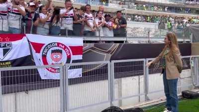 Torcida do SPFC tietando Leila Pereira. 