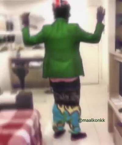 cara... esse cara... ele tem o molho, saca só os movimentos dele