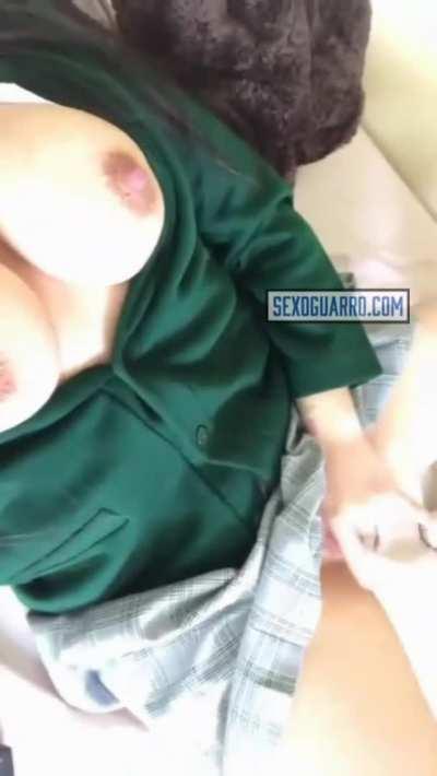 colegiala tetona..el vídeo completo está en el link azul que aparece en el vídeo 😉