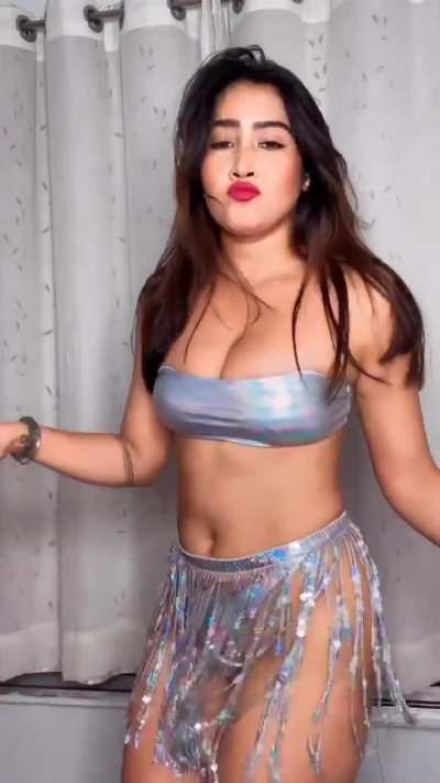 Sofia Ansari is turning you on with her sexy dance 🫣❤️