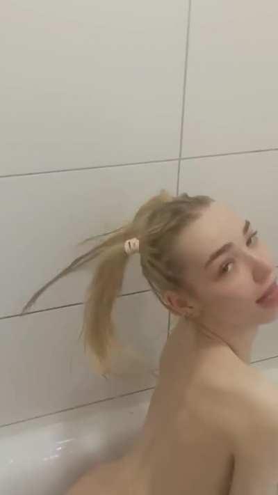 Whoever reacts gets a nude (instant)