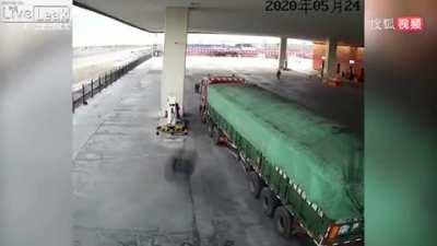 Вдруг откуда ни возьмись прилетело...