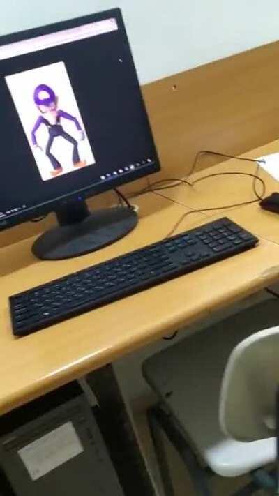 תערוכה במחשבים אצלי בבית ספר אבל שוב