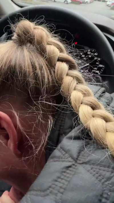 Snuck to the back of the parking lot to suck this guy’s cock.. 