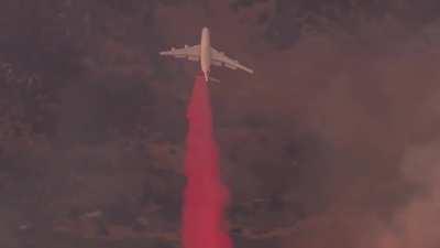 Filmed the largest firefighting aircraft in the world —the 747 Global Supertanker — dropping fire retardant in Apple Valley, CA (from r/aviation)