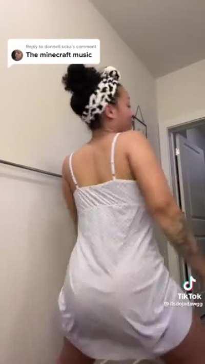 Her and this dress a perfect match 💯