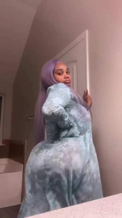 Clapping and smacking? 😜😋