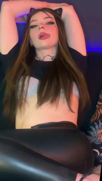 Yeah I know I’m vegetarian but pls can someone feed me cock, pls? 🤤