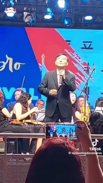 importaram o melhor coreano e foi logo pra embaixada 👇🏻🕺🏻