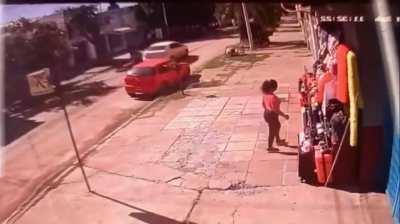 Resistencia: Comerciantes agarraron a una mechera con las manos en la masa y la embalaron