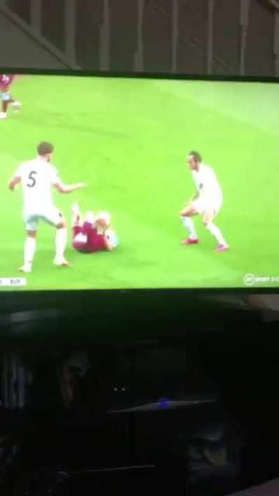 Tarkowski foul on Bowen - Yellow Card given (West Ham vs Burnley)
