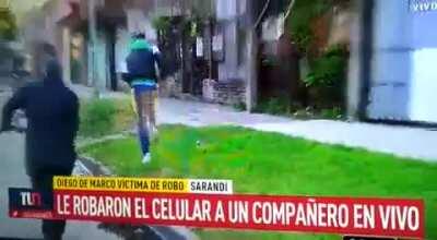 Le roban el celular a periodista de Canal 9 cuando estaba por transmitir en vivo un informe en exteriores