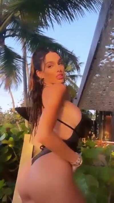 Lyna Perez (@lynaritaa)