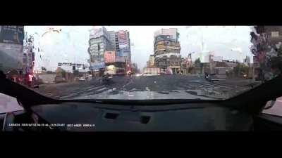 (READ COMMENTS!!) BMW M3 Hits taxi at 100+km/h