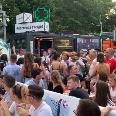 Megdobálták, majd nekimentek a portugál szurkolóknak az Erzsébet téren