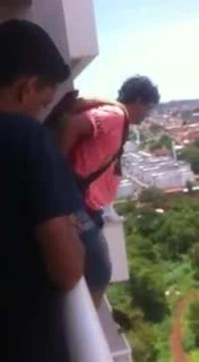 Man jumps off the balcony with the parachute he bought online