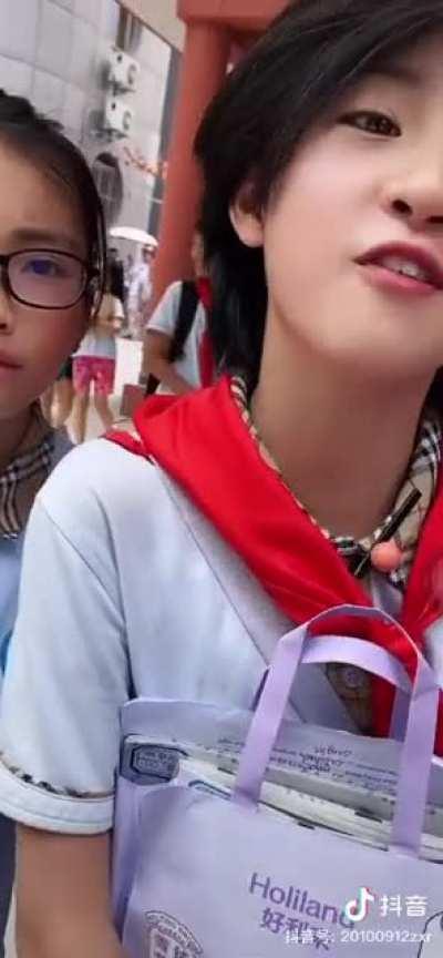 滑一裤裆，和傍边支女形成鲜明对比