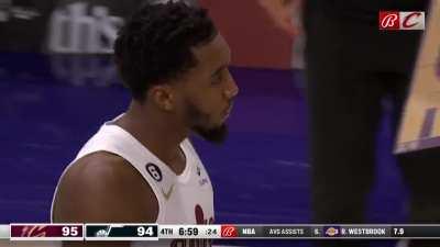 [Highlight] Donovan Mitchell eliminates his defender with a sick gather-move and lays it up in to give the Cavs 1-pt lead