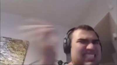 Streamer rages after he accidentally opens his feet pics folder and the chat keeps saying they looked like little girls