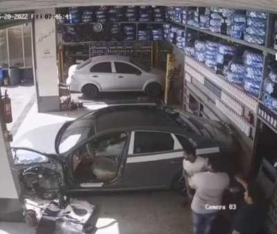 Man tries to steal a car ends up hitting his head to the cement