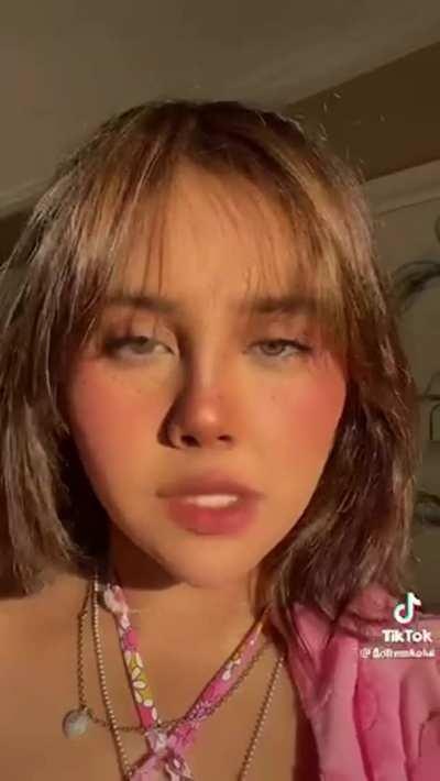 Fuuuuucccckkkk. She knows exactly what’s she’s doing! 😈