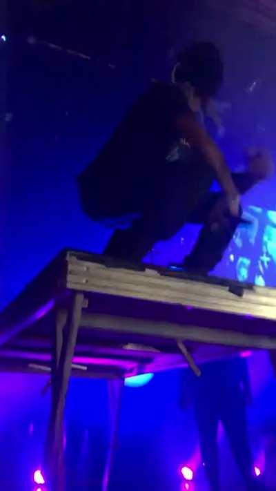 Destroy lonely throwing a kid into the crowd 🔥🔥