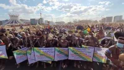 Que sirva de inspiração pra quem ta com medo do zapstão indo pra rua. N é hora de recuar. Video do @ApibOficial no TT.