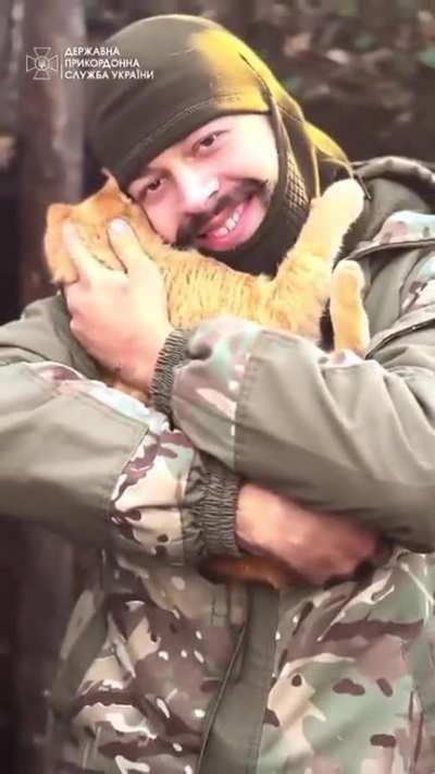 Ukrainian Border Guard and his friend 🐈