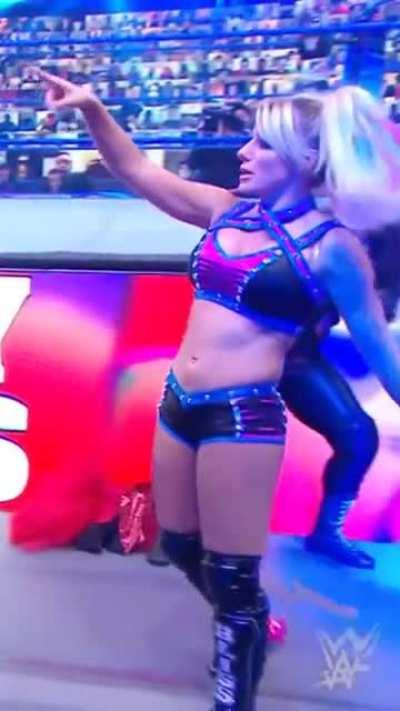 The Referee couldn’t keep his hand off Lexis Tight stomach, I dont blame him 🤤