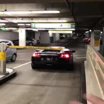 Um vídeo demonstrando como funciona o sistema de impostos no Brasil