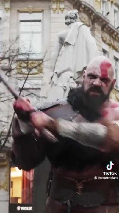 When a 2.18m/7’2” cosplayer goes out in public