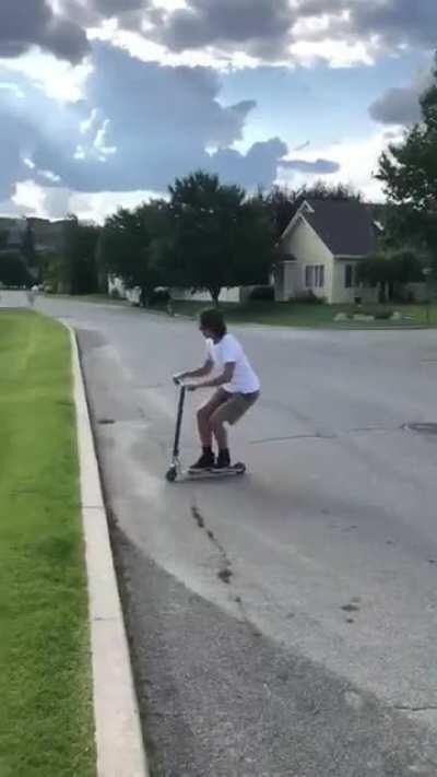 Guy smacked his face into the manhole while riding a scooter.