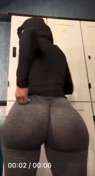 Thick asian/ latina baddie shaking/ clapping it who is she