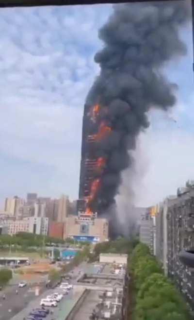 Major fire engulfs skyscraper in Changsha, central China