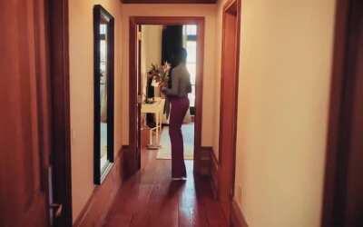 Deepika Padukone is such a ass queen ,she looking fuckin sexy in this satin shirt ...just pause at right moments and start jerking