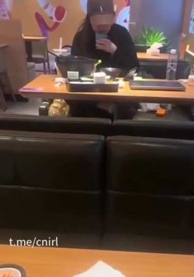 10月22日，北京。一名女子吃完米线后在店里刷牙，还吐在吃饭的碗里！